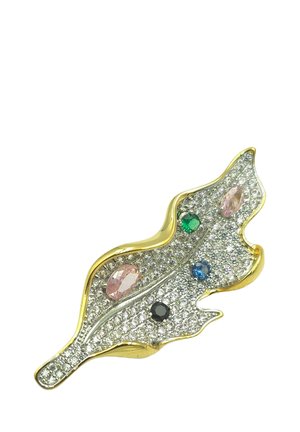 Spilla a forma di foglia in metallo dorato con gemme multicolori: rosa, verde, blu e nera, posizionate su uno sfondo argentato texturizzato.