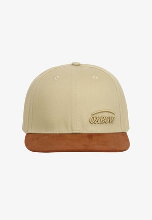 Casquette beige à six panneaux avec une visière plate en suède marron et "OXBOW" brodé en beige assorti sur le côté droit avant.