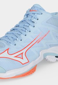 Αθλητικό παπούτσι Mizuno Wave Lightning Elite σε ανοιχτό γαλάζιο με πορτοκαλί και λευκό λογότυπο και αντίστοιχες πορτοκαλί λεπτομέρειες στην εξωτερική σόλα.