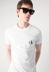 Calvin Klein Jeans CORE MONOGRAM POCKET - T-shirt basic - bright white