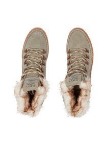 Olijfgroene suède wandelschoenen met veters, voorzien van een vachtvoering en tanrubberen zolen. Bevat metalen oogjes en gevlochten veters.