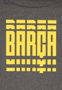 Sudadera gris con un bold texto amarillo que dice "BARÇA" en una fuente geométrica y en bloques, colocado de manera prominente en la zona del pecho.
