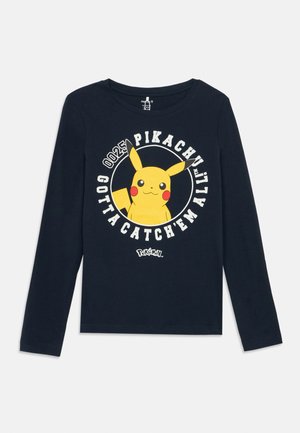 T-shirt de manga longa azul-marinho, feita em algodão, com um grande gráfico do Pikachu e o texto "0025 PIKACHU GOTTA CATCH 'EM ALL" em branco.