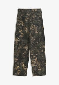 Jeans a gamba dritta con motivo mimetico in tessuto verde scuro, marrone e beige. Presentano due tasche posteriori e una finitura testurizzata.