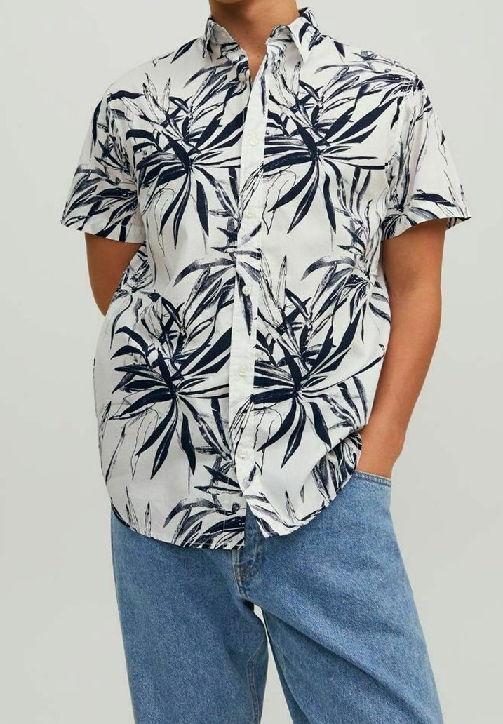 Camicia a maniche corte con bottoni, base bianca con motivo di foglie blu scuro. Tessuto morbido, vestibilità regolare, design casual e colletto.