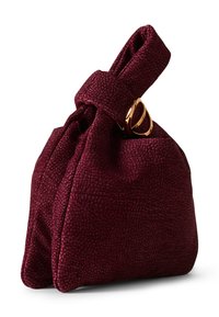 Burgunderfarbene Stofftasche mit strukturierter Oberfläche, geknotetem oberen Teil und einem goldfarbenen Ringakzent. Verfügt über eine dreieckige, weiche Silhouette.