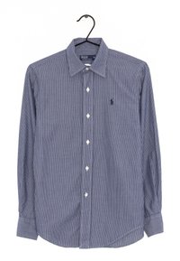 Marineblauw en wit gestreept shirt met lange mouwen en een button-downkraag, met een klein logo op de borst en witte knopen.