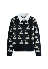 Stickad marinblå tröja med vita svanmönster och en vit skjorta med krage under. Mjuk textur med ribbade muddar och fåll.