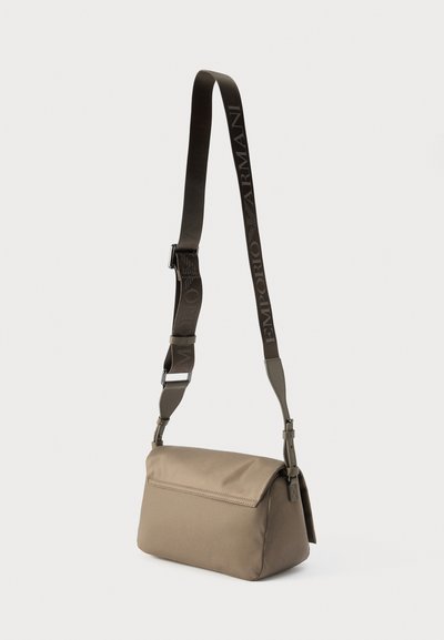 Τετράγωνη τσάντα χιαστί σε χρώμα ταυ με καπάκι κλεισίματος και ρυθμιζόμενο σκούρο καφέ λουράκι με ανάγλυφο λογότυπο "Emporio Armani".