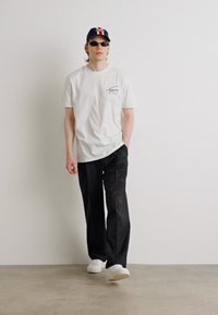 Tommy Jeans SIGNATURE TEE - T-shirts med print - white