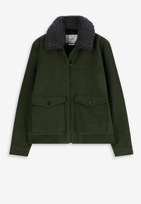 Groene fleecejack met een donkergrijze sherpa-kragen, ritsluiting, twee voorkezen met knopflappen en ribgebreide manchetten en zoom.