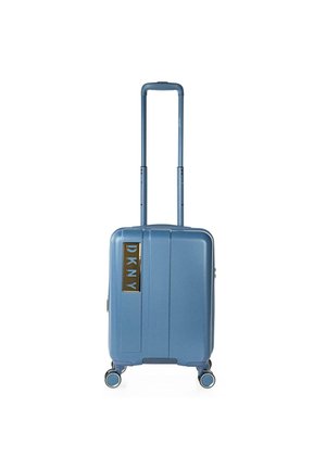 Maleta rígida azul con una superficie texturizada, asa extensible, cuatro ruedas y un acento de logo dorado en el panel frontal.