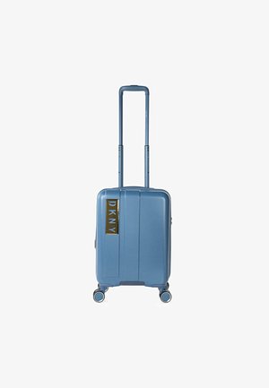 Maleta rígida azul con una superficie texturizada, asa extensible, cuatro ruedas y un acento de logo dorado en el panel frontal.