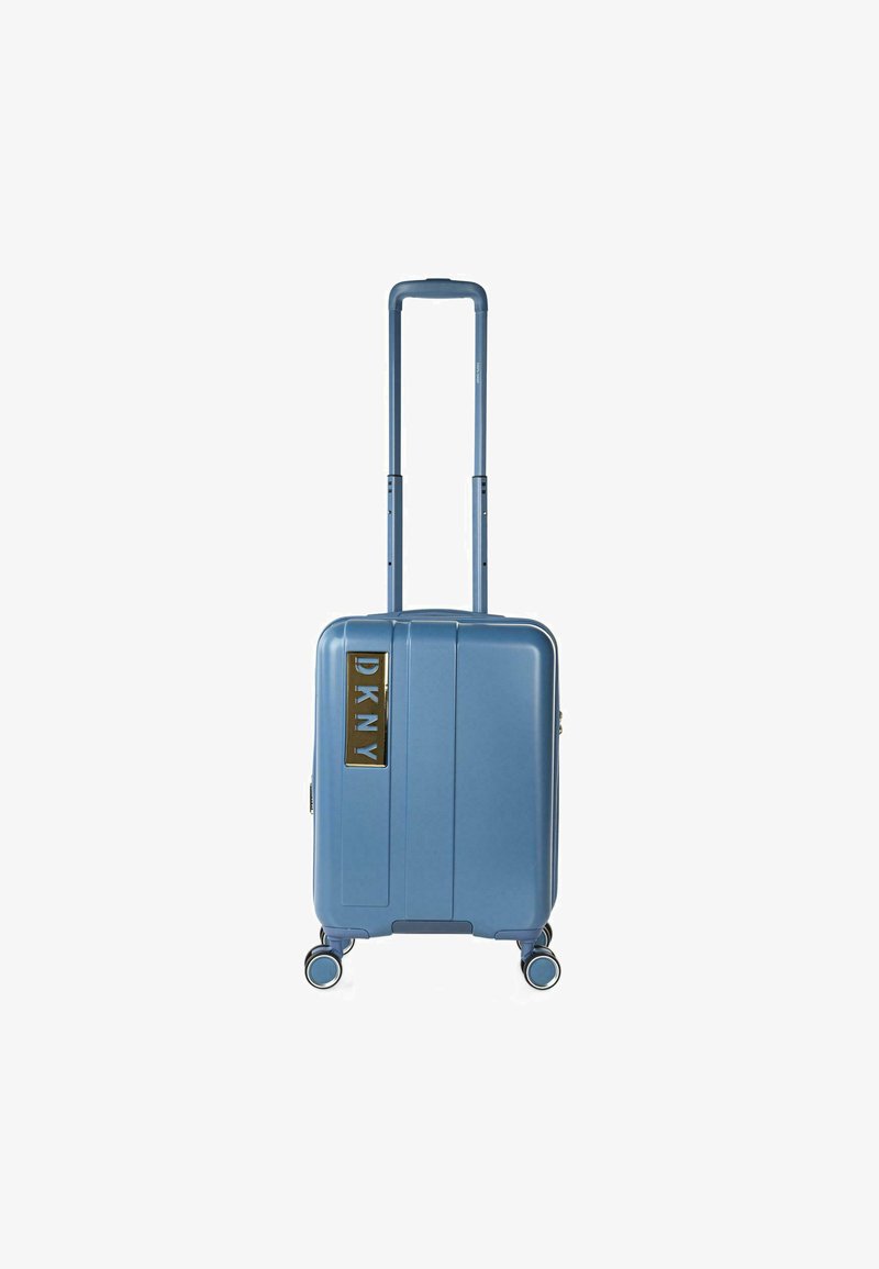 Maleta rígida azul con una superficie texturizada, asa extensible, cuatro ruedas y un acento de logo dorado en el panel frontal.