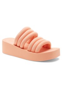 Roze platform schuif sandaal met drie pluche, ronde banden. Gladde, wat glanzende materiaal. Dikke zool voor extra hoogte.