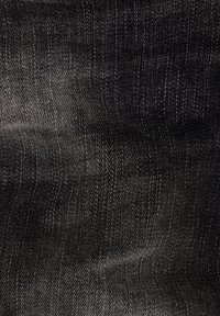 Tejido de denim negro que muestra un tejido texturizado con sutiles líneas horizontales claras y oscuras. Apariencia suave con un ligero brillo.