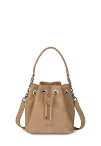 Borsa a secchiello in suede beige con chiusura a coulisse, hardware in tonalità argento e due opzioni di trasporto: una maniglia corta e una tracolla lunga.