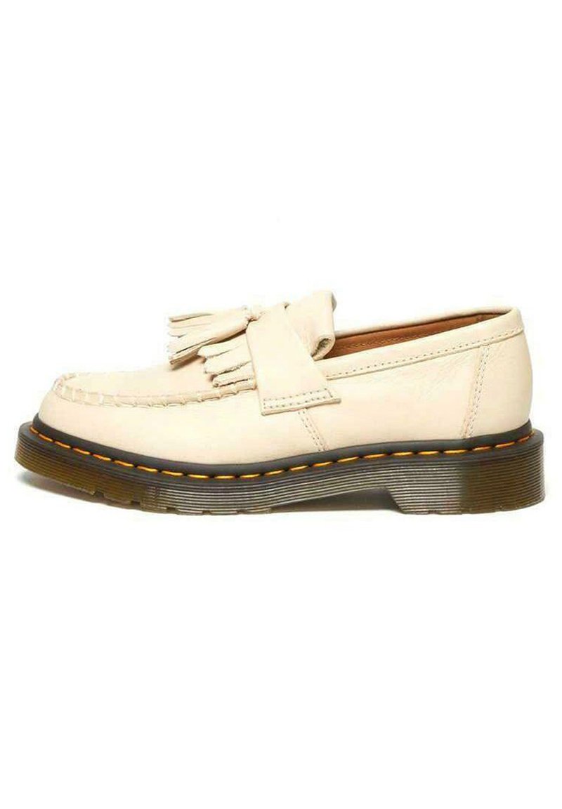 Mocassino in pelle beige con dettagli in frange, cuciture a contrasto nere e arancioni, suola in gomma spessa e design della punta arrotondata.