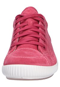 Roze suède sneaker met ronde neus, witte rubberen zool, contrasterende stiksels en vetersluiting met zes vetergaten.