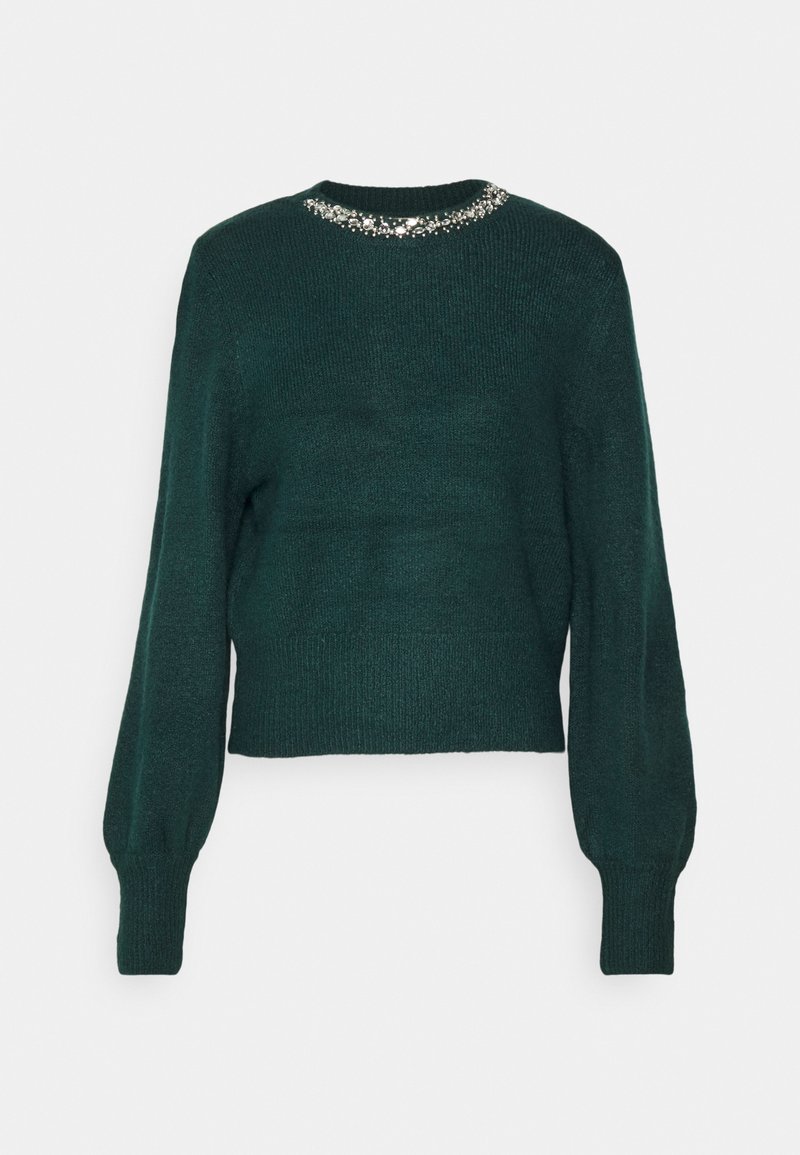 Pull vert en tricot avec manches longues bouffantes et col rond. Ornement de perles au niveau du col ajoutant du détail. Texture douce.