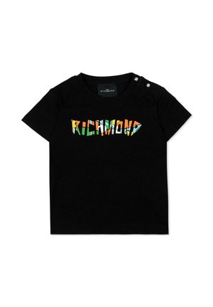 T-shirt noir à manches courtes avec le texte "RICHMOND" fragmenté et coloré sur le devant, et deux petits boutons ronds sur l'épaule gauche.
