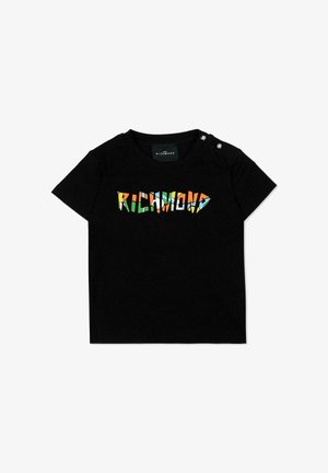 Czarny t-shirt z krótkim rękawem z kolorowym, fragmentarycznym napisem "RICHMOND" na przodzie oraz dwoma małymi, okrągłymi guzikami na lewym ramieniu.