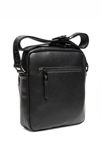 Borsa a tracolla in pelle nera con forma rettangolare, dotata di una tasca frontale con zip e una tracolla regolabile. Dettaglio di testo sottile sulla tracolla.