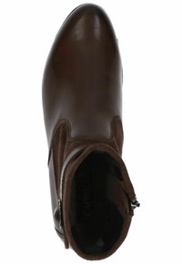Botín marrón de tobillo con parte superior de cuero liso y suave gamuza, puntera puntiaguda, detalle de cremallera lateral y una silueta estructurada.
