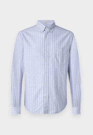 Camisa azul claro de manga larga con botones, con finas rayas verticales blancas y rojas y un bolsillo en el pecho sobre un fondo liso.