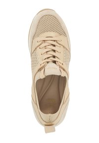Beige sneaker met een ademend mesh bovenwerk, gebogen accenten en tonale veters. Heeft een gevoerde kraag en een zachte binnenvoering.