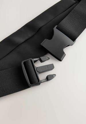 Curea neagră din nailon cu cataramă din plastic; prezintă o textură netedă și un design simplu și funcțional pentru o prindere sigură.