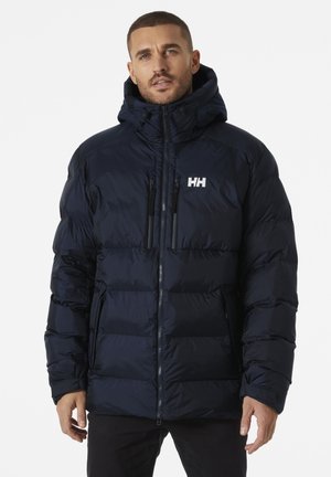 Navy blauwe pufferjack met hoge kraag en verstelbare capuchon. Heeft twee voorzakken, een ritssluiting en het "HH" logo op de borst.