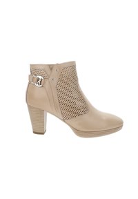 Bottine beige en cuir avec talon empilé, panneau latéral perforé et détail boucle argentée sur le côté extérieur.