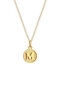 Goldene Halskette mit einem runden Anhänger, der eine strukturierte Oberfläche und ein graviertes "M" in der Mitte aufweist. Kettendesign mit verbundenen Segmenten.