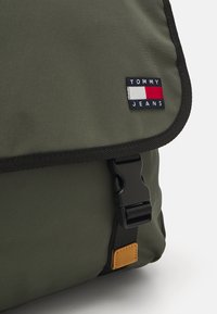 Tommy Jeans ESSENTIAL DAILY MESSENGER UNISEX - Skulderveske - pewter green