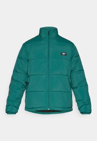 Μπουφάν με επένδυση σε σκούρο τυρκουάζ, με ψηλό γιακά, μπροστινό φερμουάρ και λογότυπο. Διαθέτει ελαστικές μανσέτες και πλαϊνές τσέπες για άνεση.