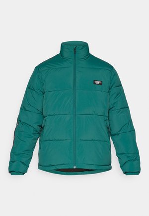 Podložena jakna v temno teal barvi z višjim ovratnikom, sprednjim zadrgo in logotipom. Ima elastične manšete in stranske žepe za udobje.