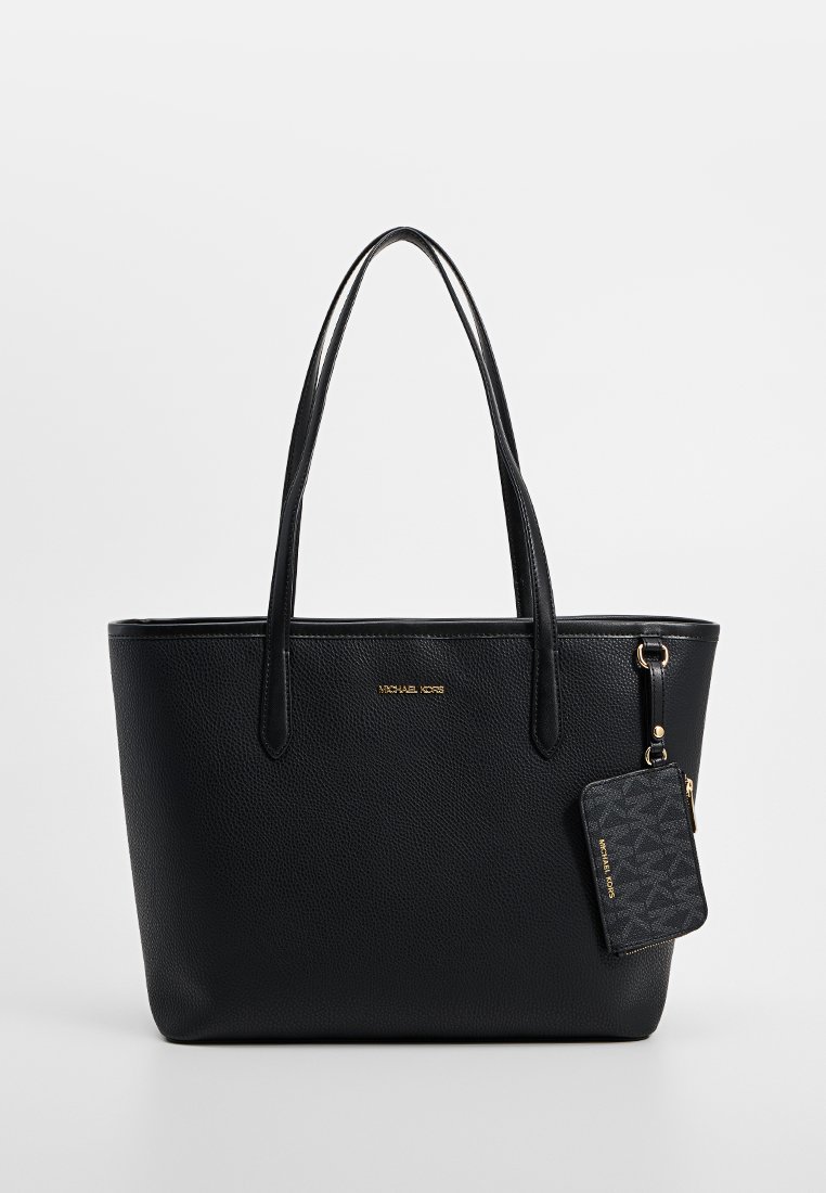 Zwarte leren totebag met twee lange handvatten, gestructureerd oppervlak, gouden logo-accent en een afneembare portemonnee met een gemarmerd ontwerp.