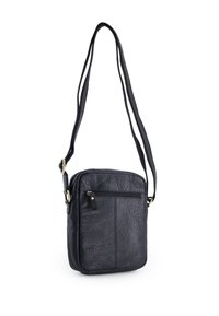 Černá kožená kabelka přes rameno s texturovaným povrchem, vybavená přední kapsou na zip a nastavitelným popruhem pro pohodlné nošení.