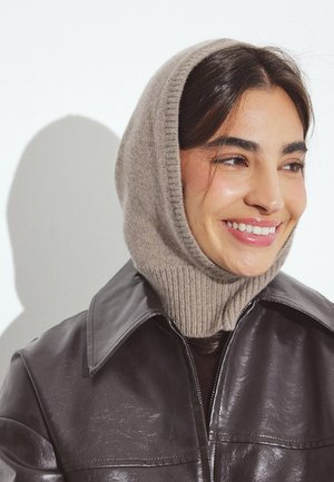 NA-KD - Nakrycie głowy