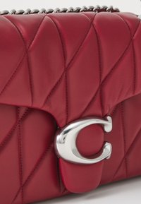 COACH QUILTED TABBY SHOULDER BAG - Olkalaukku - dark ruby