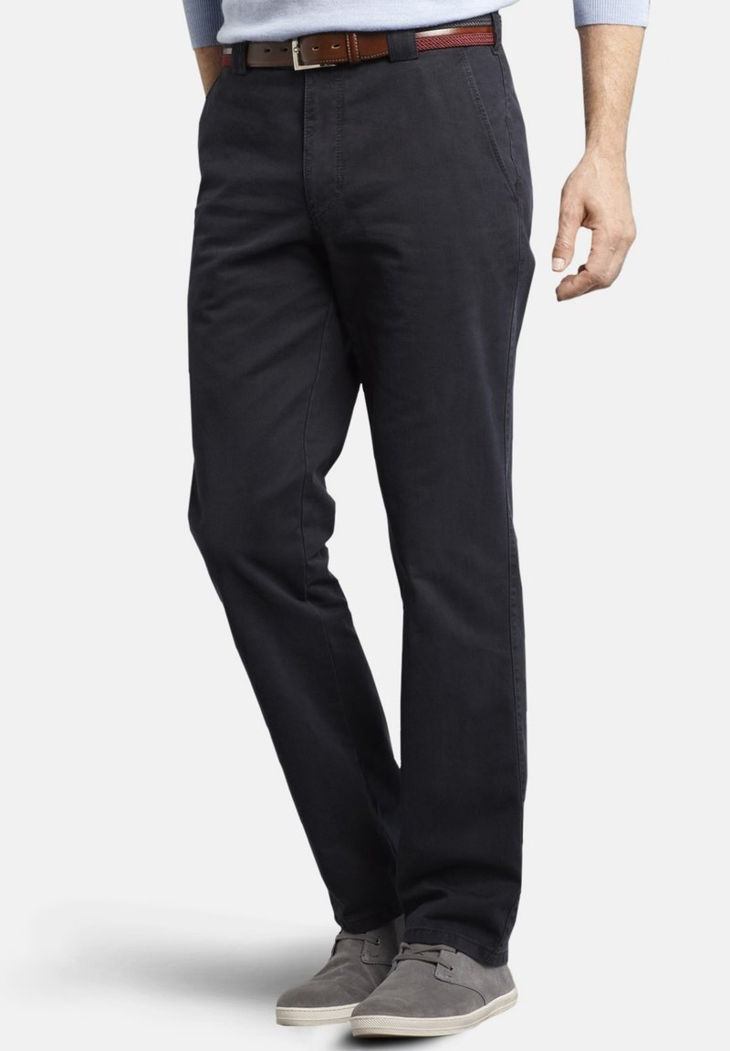 Marineblauwe chinos van een katoenmix, met een rechte pijp, zijzakken en een riem met een roestkleurige accent. Gecombineerd met grijze schoenen.