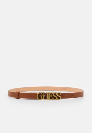 Bruine leren riem met gouden gesp waarop "GUESS" in grote letters staat, weergegeven op een witte achtergrond.