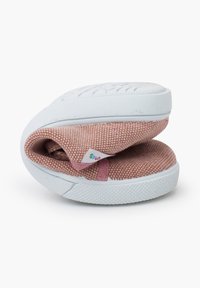 Scarpa slip-on in tessuto rosa con suola in gomma bianca, caratterizzata da un design testurizzato e un piccolo tag del logo colorato. Mostrata in posizione piegata.