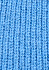 Tessuto a maglia di colore azzurro chiaro, caratterizzato da righe verticali, una texture morbida e una leggera lucentezza dovuta ai fili metallici intrecciati.