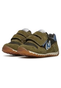 Sneakers verdi in suede con accenti in neoprene, doppi strap in Velcro e suole in gomma. Presentano etichetta impermeabile e dettagli di cucitura.