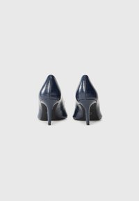 Scarpe con tacco alto in vernice blu navy, con punta affusolata e una texture a motivo coccodrillo. Tacco sottile e finitura liscia.