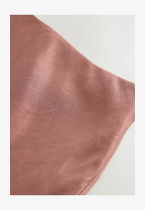 Tissu léger de couleur rose poussiéreux avec une texture lisse. Présente un éclat subtil et une drapée douce et fluide, idéal pour les vêtements ou les accessoires.