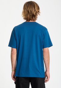 Blauses Baumwoll-T-Shirt mit kurzen Ärmeln und Rundhalsausschnitt, mit einem schlichten Rücken ohne sichtbare Muster oder Akzente.