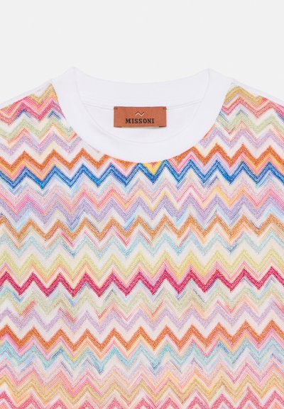 Πολύχρωμο μπλουζάκι Missoni με ζικ-ζακ σχέδιο σε αποχρώσεις ροζ, πορτοκαλί, μπλε και κρεμ, με λευκό γιακά και δερμάτινη ετικέτα.